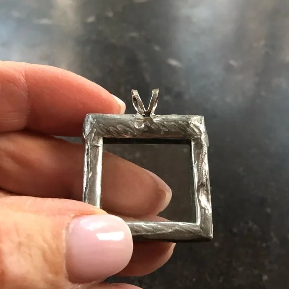 Picture frame pendant in etched silver with 3 little pearls across top - Picture 6 of 11